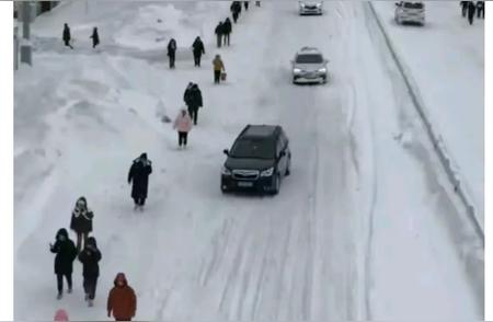 震撼场面！鹤岗暴雪导致市民步行上班成风景！