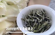 白茶收藏宝典：如何选择散茶与饼茶进行长期珍藏？